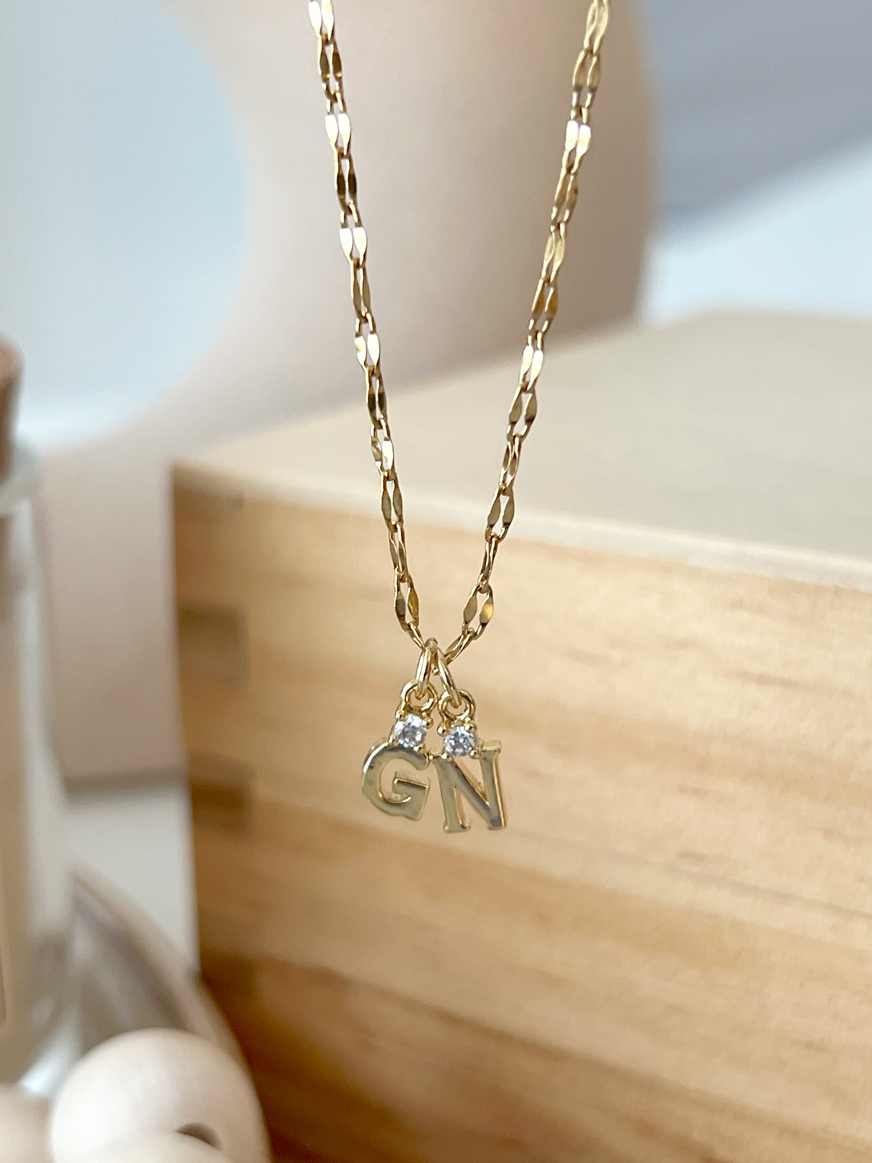 Halskette mit Initialen-Charm