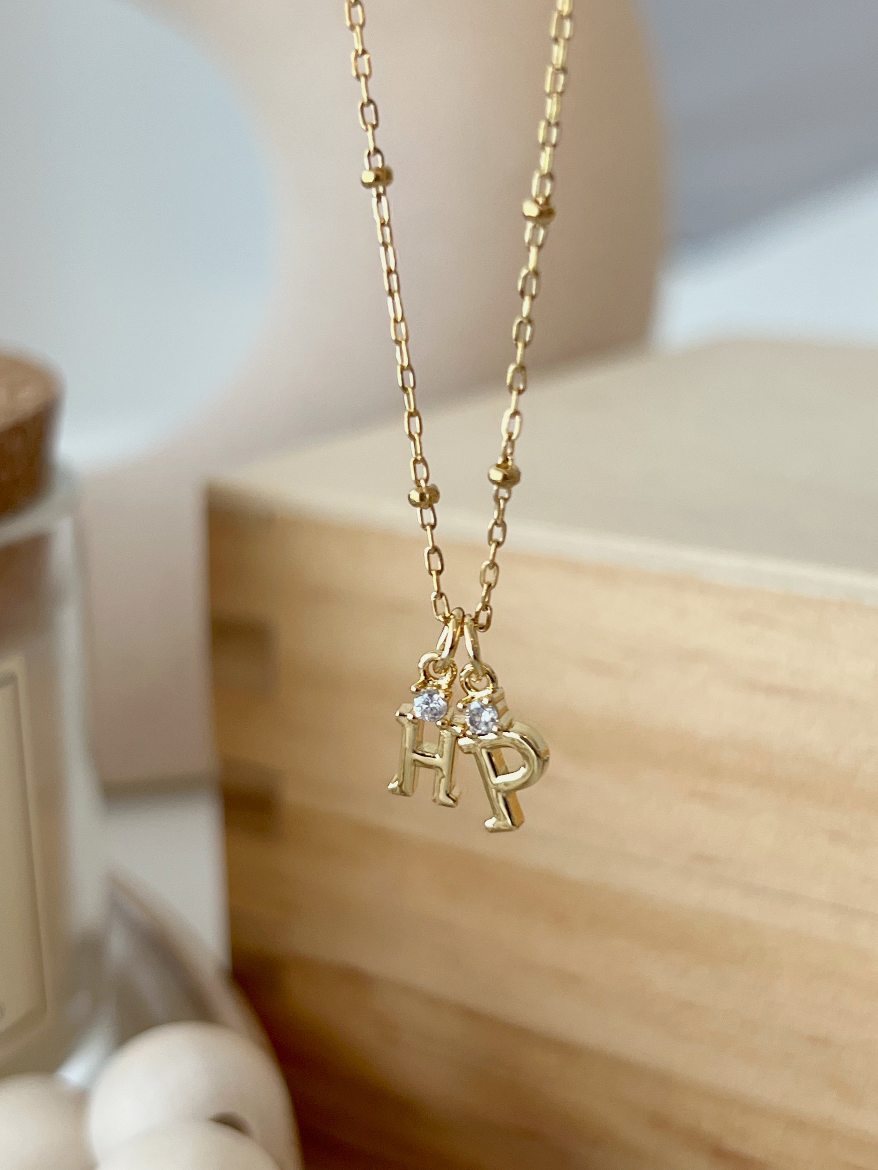 Halskette mit Initialen-Charm